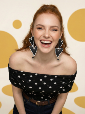 freepik__a-la-modelo-de-img2-montale-los-aretes-de-img1-con__67752 Cora Dots