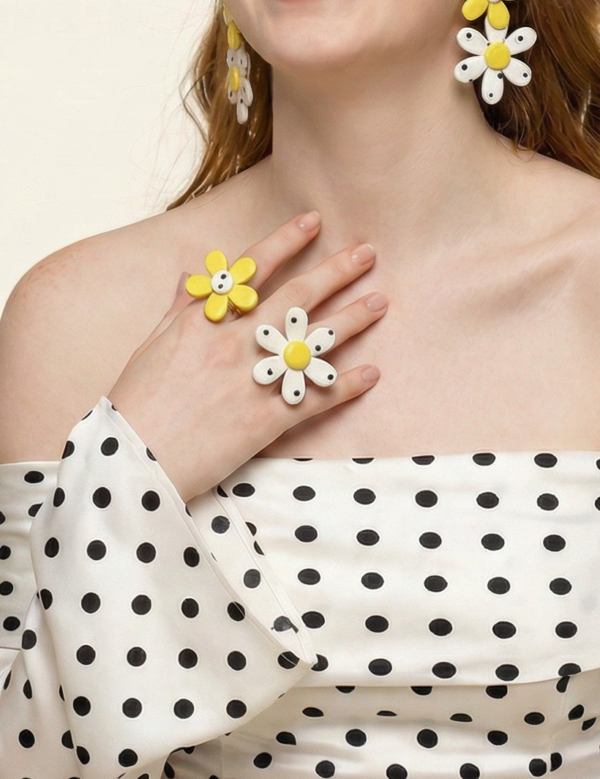 freepik__a-la-modelo-de-img2-ponle-los-aretes-de-img1-y-ani__67747 Anillos Flora Dots