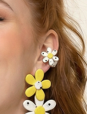 freepik__a-la-modelo-de-img2-ponle-los-aretes-de-img1-y-ani__67747 Earcuff Flora Dot